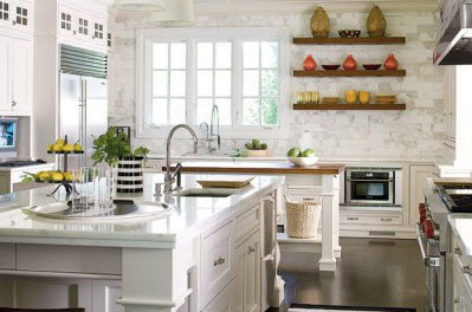 Phòng bếp màu trắng cổ điển nhưng vẫn hiện đại