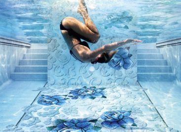 Bể bơi lung linh với gạch mosaic thủy tinh họa tiết hoa lá
