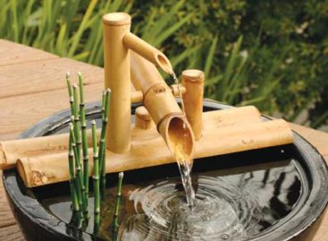 Vườn nhà yên bình với đài phun nước bằng tre
