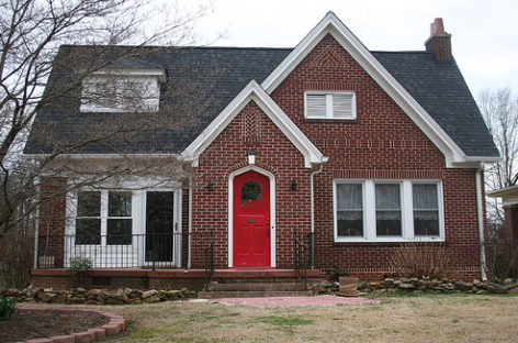 Nhà xinh với cửa màu đỏ rất đẹp và hợp phong thủy