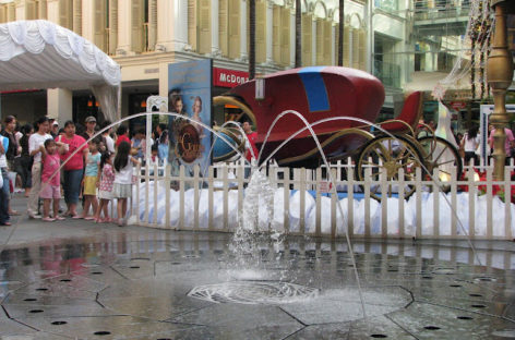 Thư giãn cùng đài phun nước tại khu thương mại Bugis Junction, Singapore