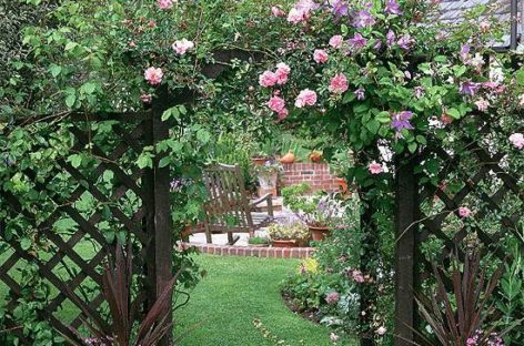 Lối vào nhà vườn thơ mộng với cổng hoa