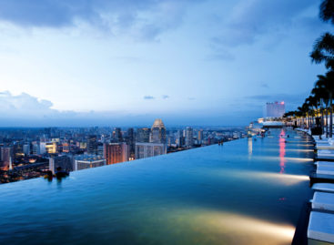 Mạo hiểm cùng “bể bơi treo” tại Khách sạn Marina Bay Sands, Singapore