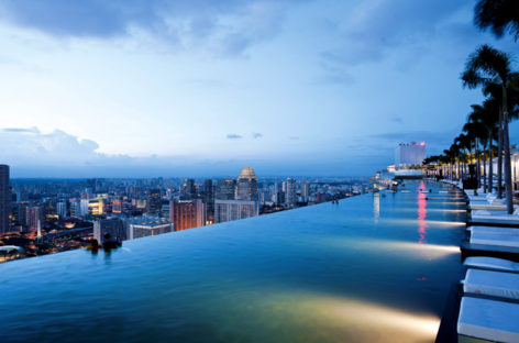 Mạo hiểm cùng “bể bơi treo” tại Khách sạn Marina Bay Sands, Singapore