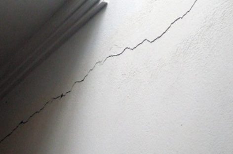 Cẩm nang sửa nhà – Bài 46: Sự cố nứt dầm, cột, tường – vết nứt sâu, xuyên qua tường xây