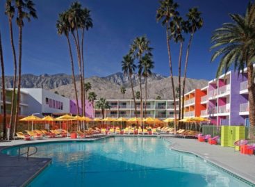 Sắc màu rực rỡ của khách sạn Saguaro Palm Springs