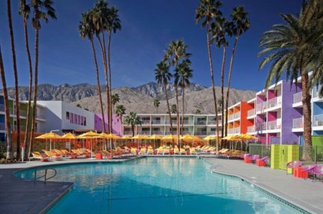 Sắc màu rực rỡ của khách sạn Saguaro Palm Springs