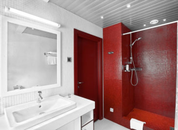 Ý tưởng thiết kế phòng tắm với màu đỏ rực rỡ nồng nàn