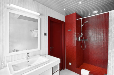 Ý tưởng thiết kế phòng tắm với màu đỏ rực rỡ nồng nàn