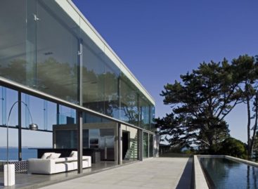 Ngắm nhìn ngôi nhà bằng kính bên bờ biển xanh