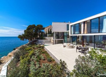 Thiết kế hiện đại của biệt thự bên bờ biển Golden Rays Villa 3