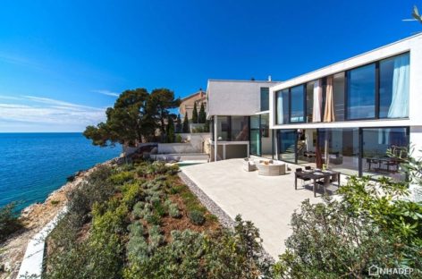 Thiết kế hiện đại của biệt thự bên bờ biển Golden Rays Villa 3