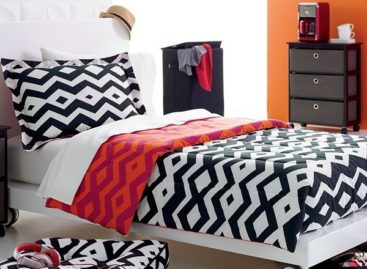 Bộ đồ giường sang trọng với gam màu đen trắng dành cho phái nữ