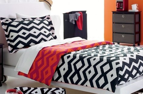 Bộ đồ giường sang trọng với gam màu đen trắng dành cho phái nữ