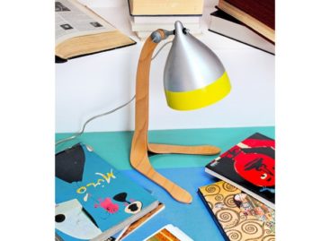 Chiếc đèn bàn cùng thiết kế chân gỗ ngộ nghĩnh