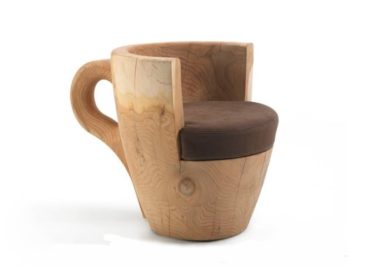 Độc đáo và thú vị với chiếc ghế gỗ hình cốc cà phê