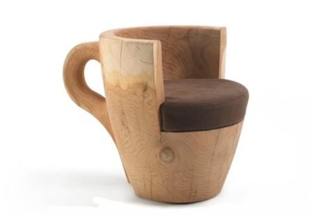 Độc đáo và thú vị với chiếc ghế gỗ hình cốc cà phê