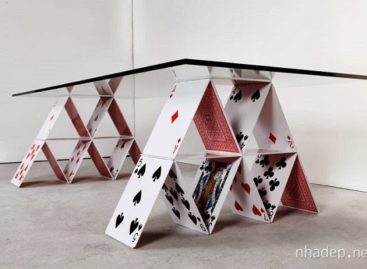 Độc đáo và thú vị với chiếc bàn làm từ những lá bài