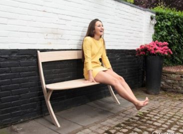 Băng ghế hai chân độc đáo được thiết kế bởi Izabela Boloz