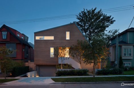 Ngôi nhà bất cân xứng East Van House tại Vancouver