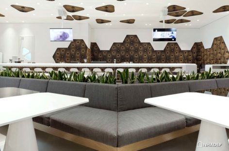 Quán bar ấn tượng bởi bức tường trang trí độc đáo