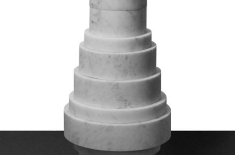 Chiếc bình bằng cẩm thạch của Moreno Ratti có hình dạng như một trò chơi toán học