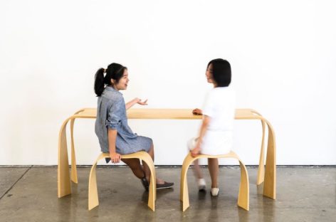 Bộ bàn ghế có thiết kế uốn lượn tinh tế