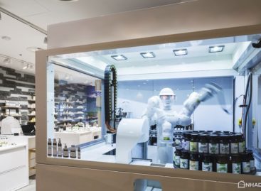 Tham quan một cửa hàng có robot làm mỹ phẩm theo yêu cầu của khách