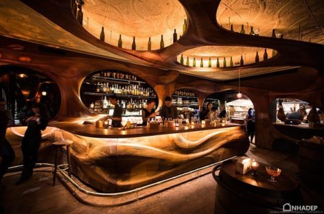 Quán bar ở Toronto huyền bí với nội thất gỗ uốn cong