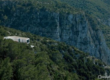 Khám phá ngôi nhà hiện đại nằm chênh vênh trên vách núi ở Ibiza, Tây Ban Nha