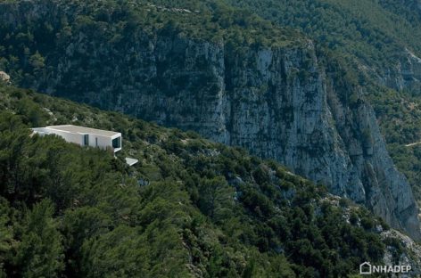 Khám phá ngôi nhà hiện đại nằm chênh vênh trên vách núi ở Ibiza, Tây Ban Nha