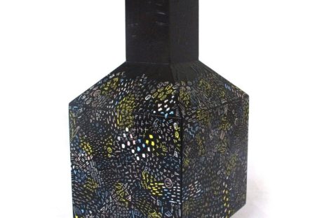 Khám phá những sắc màu ẩn trên chiếc bình hoa của nhà thiết kế Itay Ohaly