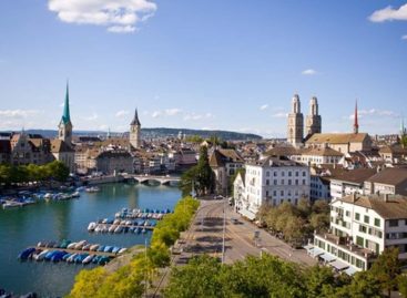 Cảnh thanh bình ở một quán cà phê ngoài trời tại thành phố Zurich, Thụy Sĩ