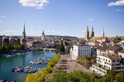 Cảnh thanh bình ở một quán cà phê ngoài trời tại thành phố Zurich, Thụy Sĩ