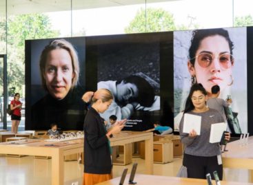 Tham quan Apple Store, Apple Café nằm ngay cạnh trụ sở phi thuyền